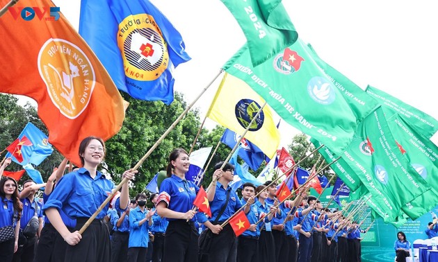 2000多名学生参加学生志愿者活动出征仪式