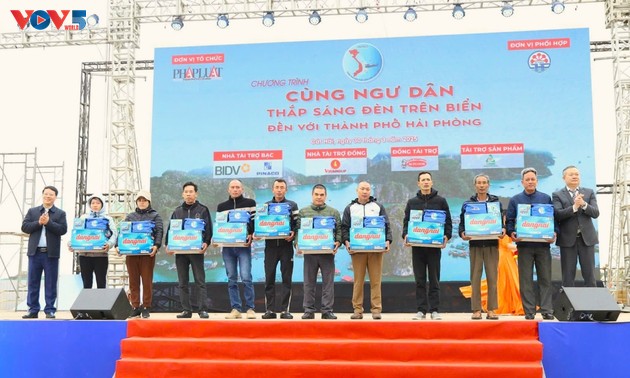 在海防市吉海岛县“与渔民一起点亮海上灯光”