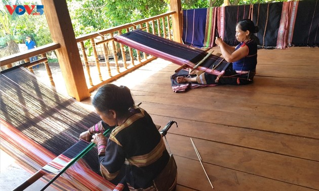 克普村保护和传承传统土锦编织业并发展社区旅游
