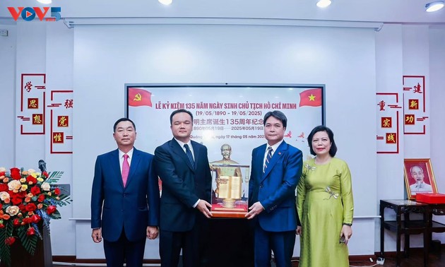 向广东革命历史博物馆捐赠特殊礼物