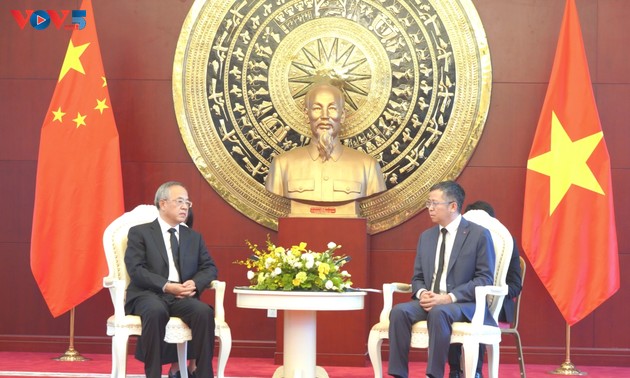 中国全国政协副主席吊唁越南前国家主席陈德良