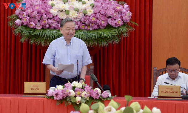 党的文件要真正是引路火炬以及政治体系的行动指南