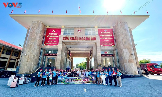 首批游客经广宁省横模口岸出境旅游