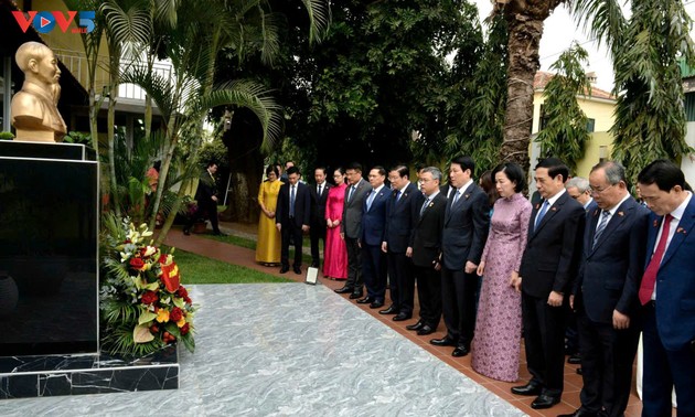 Luong Cuong rend hommage au Président Hô Chi Minh et aux combattants angolais à Luanda