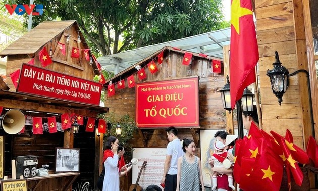 咖啡馆装饰金星红旗，庆祝越南国庆80周年