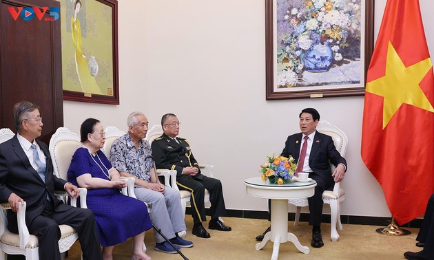 梁强会见越中友好人士家属代表