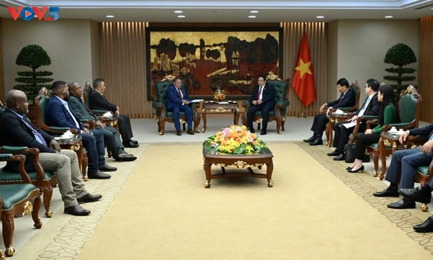 范明政会见所罗门群岛外交与外贸部长彼得·沙内尔·阿戈瓦卡