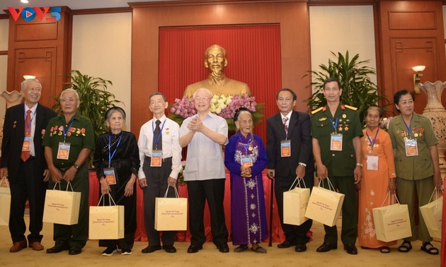 Nguyên Phu Trong rencontre des personnes méritantes à Hanoï 