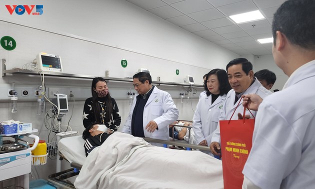 Pham Minh Chinh rend visite au personnel de deux grands hôpitaux de Hanoi