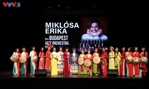Vietnamesischer Ao Dai beim internationalen Konzert in Budapest vorgestellt