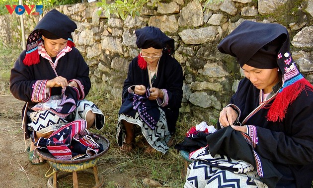 Indigofarbe auf der Tracht der Volksgruppe der Dao