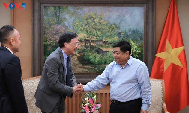 Vizepremierminister Nguyen Chi Dung: Vietnam begrüßt Investitionen in die Entwicklung intelligenter Städte