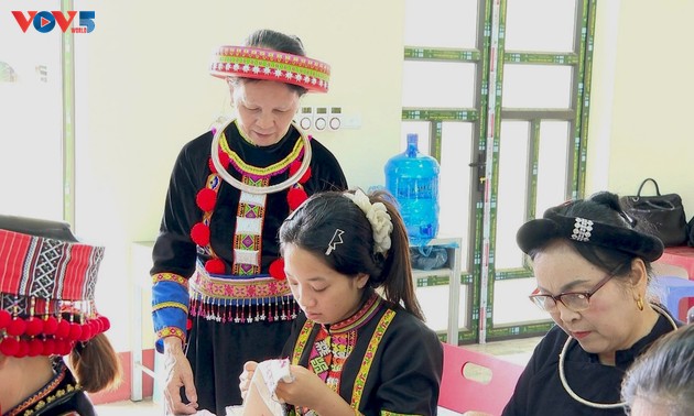 Người giữ lửa nghề thêu truyền thống của dân tộc Dao đỏ ở Thái Nguyên