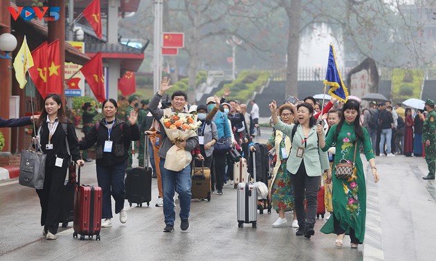 Hundreds of Chinese tourists enter Vietnam via land border on first day of tour resumption