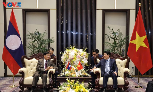 Vietnamese president, Lao top leader praise wharf No.3 at Vung Ang port  