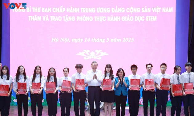 Party leader visits Hanoi’s top schools, urges aggressive education reform