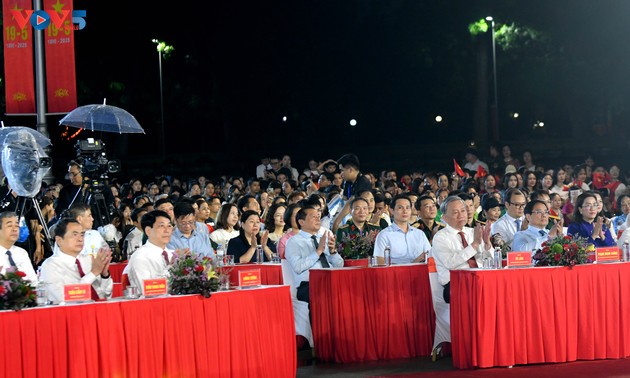 Party, State leaders attend art program celebrating 135th birthday of President Ho Chi Minh