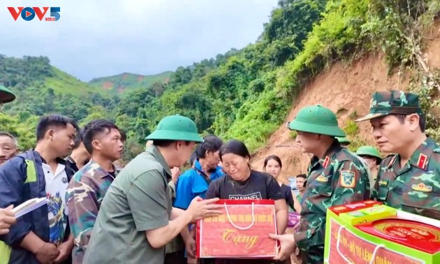 Deputy PM orders saving lives as he inspects flood-hit Dien Bien 