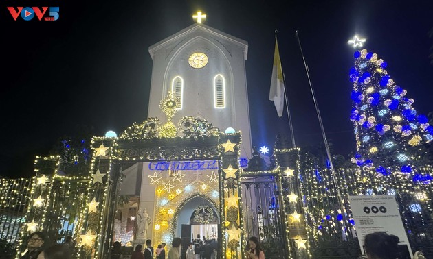 베트남 전역의 활기찬 2025년 성탄절 분위기