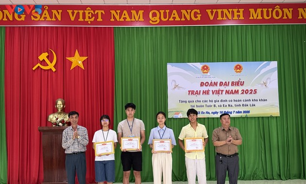  Đoàn Trại hè Việt Nam 2025 trao 70 triệu đồng hỗ trợ hộ nghèo buôn Tuôr B, xã Ea Na, tỉnh Đắk Lắk