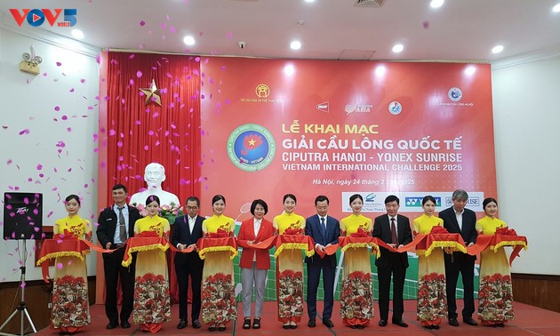 300 athletes compete in Hanoi badminton tournament