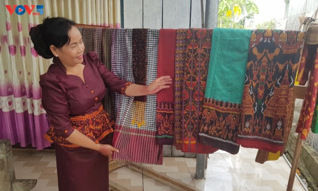 Khmer artisan safeguards centuries-old brocade weaving craft