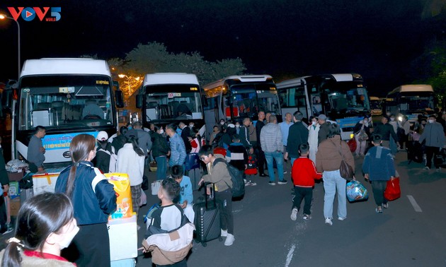 People leave cities for hometowns for Tet celebration 