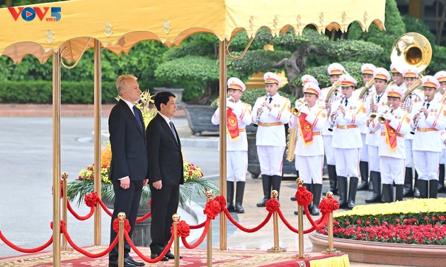 Tổng thống Litva Gitanas Nauseda và Phu nhân đến Hà Nội, bắt đầu thăm chính thức Việt Nam