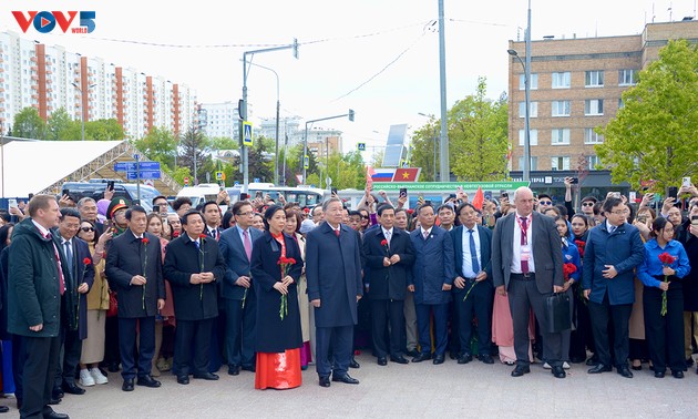 Líder vietnamita rinde homenaje al Presidente Ho Chi Minh y al secretario general del Partido Le Duan en Moscú