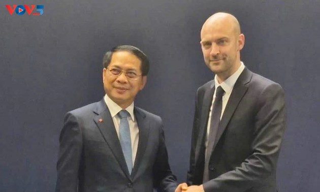 Jefes de diplomacia de Vietnam y Francia se reúnen en el marco de UNOC 3 en Niza