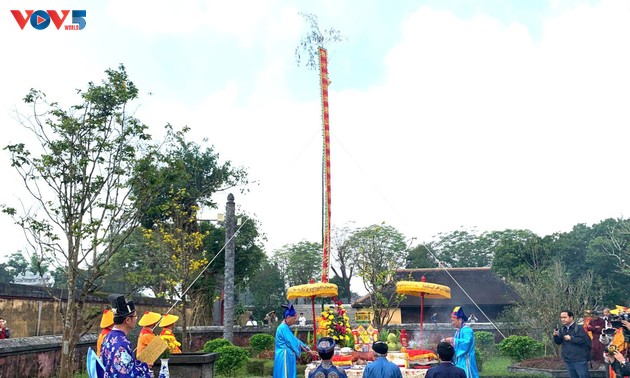 Huê: L’érection de la perche rituelle dans le palais royal