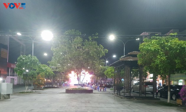 ຖະ​ໜົນ​ຍ່າງ ຮາຍ​ບ່າ​ຈຶງ-ຫງວຽນ​ເຫ້ວ-ແຂວງ ອານ​ຢາງ:  ສະ​ຖາ​ນ​ທີ່​ບັນ​ເທິງ​ສ້າງ​ຄວາມ​ປະ​ທັບ​ໃຈ