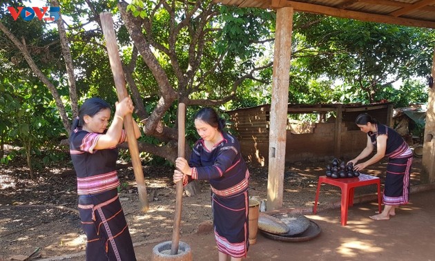Толчение риса представительницами народности Джрай