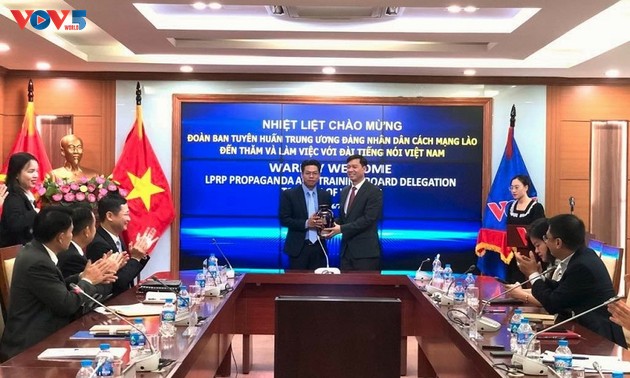 Đài TNVN chia sẻ kinh nghiệm tuyên truyền với Ban Tuyên huấn Trung ương Đảng Nhân dân Cách mạng Lào