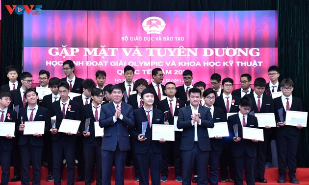 Gặp mặt và tuyên dương học sinh đạt giải Olympic và Khoa học kỹ thuật quốc tế năm 2024