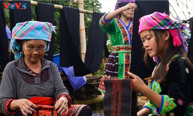 Высокогорный район Лайтяу сохраняет традиционное ремесло окрашивания льняной ткани в цвет индиго