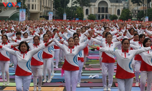 មនុស្សវ័យចំណាស់នៅទីក្រុងហូជីមិញហាត់ប្រាណ និងយូហ្គា បង្កើតកំណត់ត្រានៅវៀតណាម