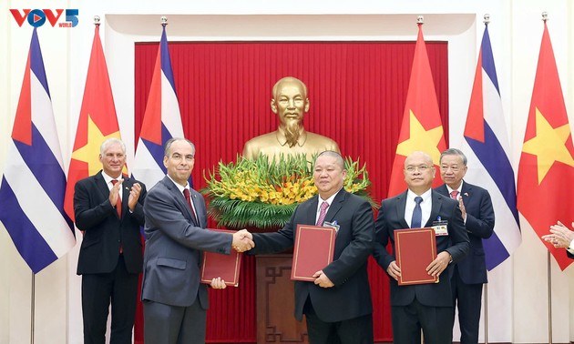 Việt Nam và Cuba ký kết các văn kiện hợp tác