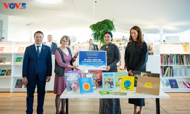Party leader’s spouse presents Vietnamese bookcase to Helsinki Central Library Oodi