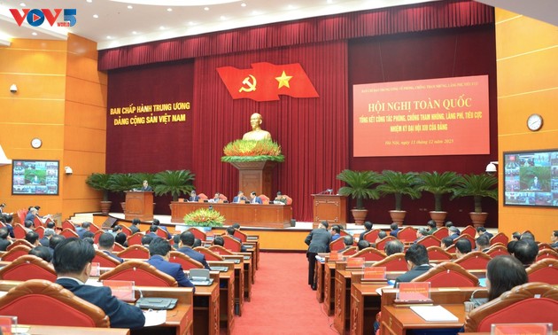Party leader urges placing national interests above all in fight against corruption, wastefulness