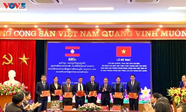 Việt Nam bồi dưỡng, đào tạo cán bộ làm công tác dân vận cho Lào