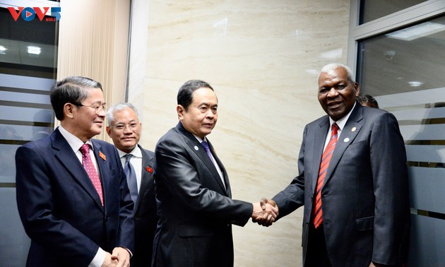 El presidente del Parlamento vietnamita se reúne con líderes legislativos de Canadá y Cuba