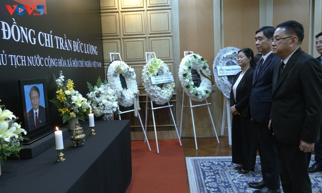 รองนายกรัฐมนตรีไทยไว้อาลัยอดีตประธานประเทศ เจิ่นดึ๊กเลือง