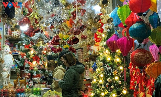 Prachtvolle Straßen in Hanoi an Weihnachten 2022