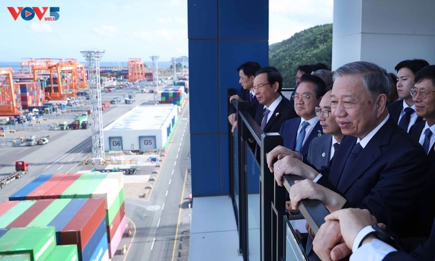 KPV-Generalsekretär To Lam besucht den Hafen von Busan