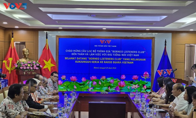 Une délégation du club d’auditeurs indonésiens de Borneo visite la Voix du Vietnam