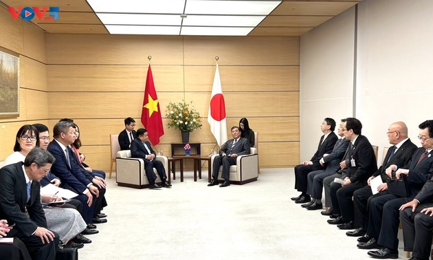Nguyên Chi Dung s'entretient avec le Premier ministre japonais