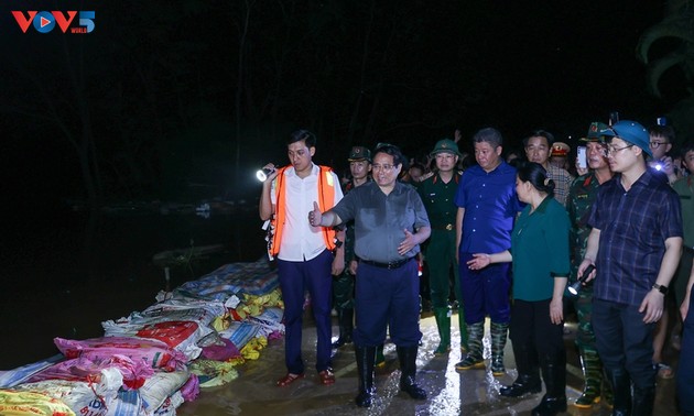 Pham Minh Chinh inspecte les zones inondées à Hanoi