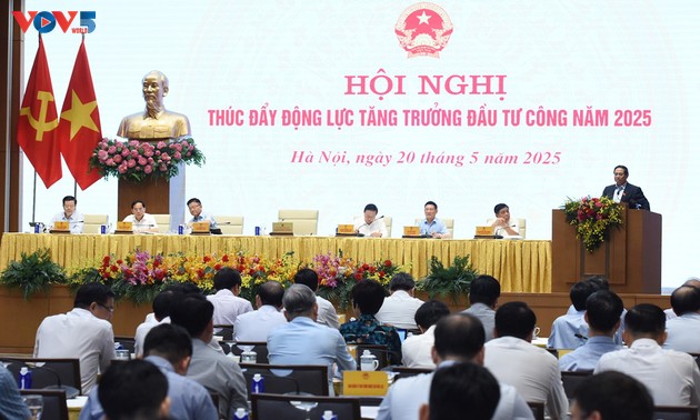 Le Premier ministre Pham Minh Chinh appelle à accélérer la dynamique de l’investissement public pour 2025