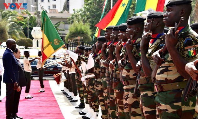 Accueil officiel du président de l’Assemblée nationale Trân Thanh Mân en visite à Dakar